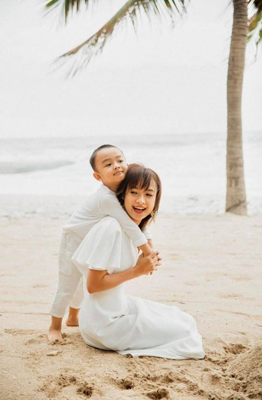 Bộ ảnh ngẫu hứng khi diễn viên Lê Bê La vui đùa cùng con-4