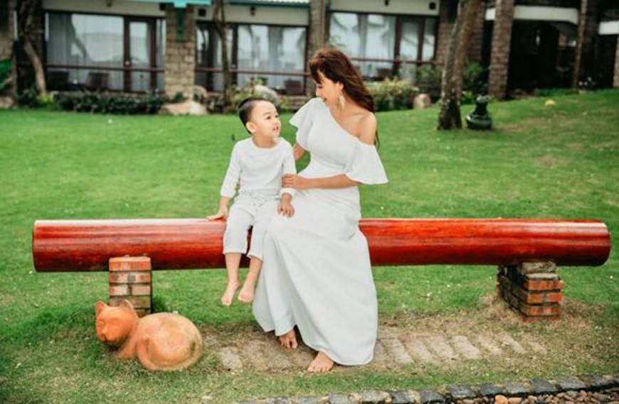 Bộ ảnh ngẫu hứng khi diễn viên Lê Bê La vui đùa cùng con-5