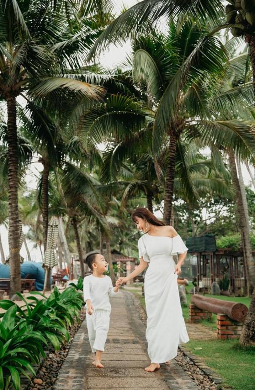 Bộ ảnh ngẫu hứng khi diễn viên Lê Bê La vui đùa cùng con-7