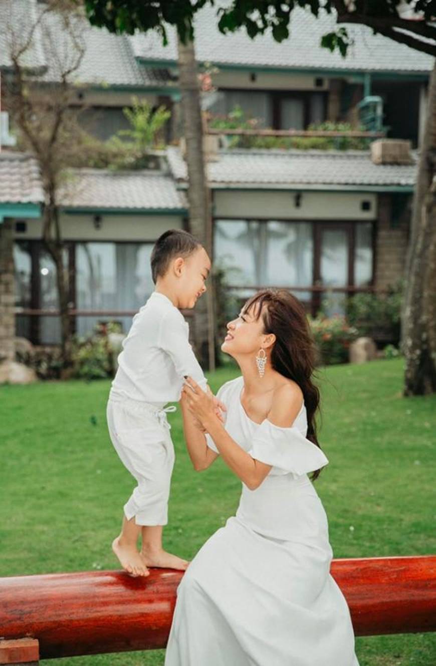 Bộ ảnh ngẫu hứng khi diễn viên Lê Bê La vui đùa cùng con-8