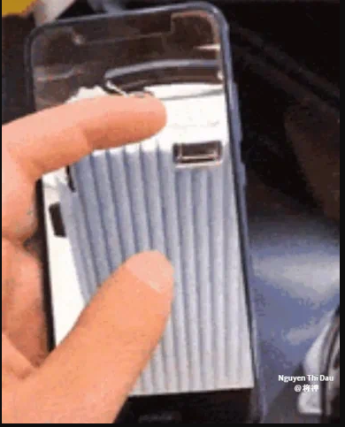 Bạn trai đi công tác vẫn ngoan ngoãn update hình ảnh gửi về, nhưng cô gái lại phát hiện bị cắm sừng qua chiếc vali-1