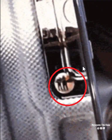 Bạn trai đi công tác vẫn ngoan ngoãn update hình ảnh gửi về, nhưng cô gái lại phát hiện bị cắm sừng qua chiếc vali-2