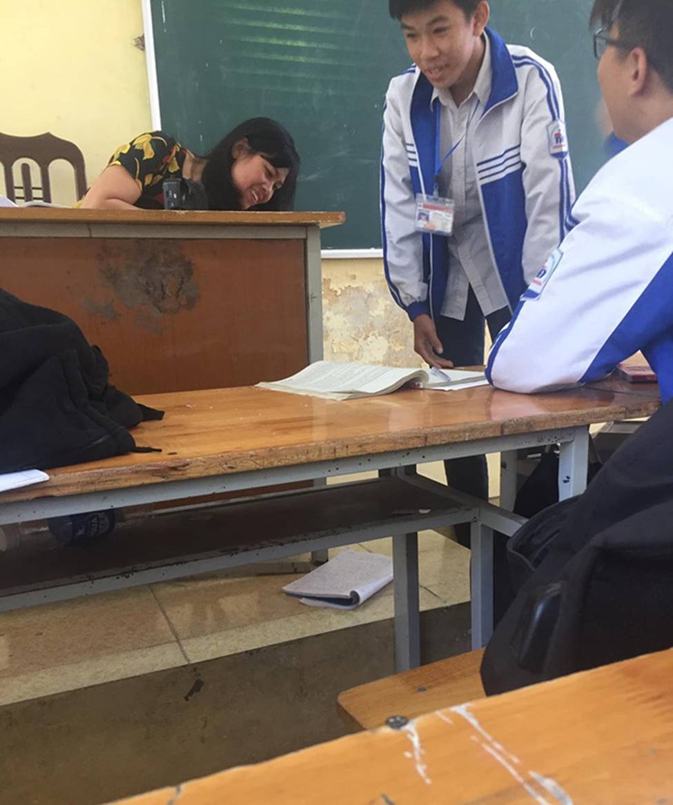 Chạy trời không khỏi nắng: Học sinh nghĩ ra cách quay cóp lầy lội nhưng cô giáo còn tinh mắt gấp vạn lần-1