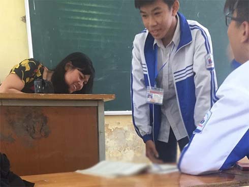Choáng trước cảnh học sinh Hậu Giang ngồi giữa sân trường làm bài thi, có muốn quay cóp cũng khó mà được-2