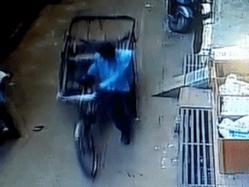 Ngã từ tầng 2, cậu bé 3 tuổi thoát chết nhờ rơi vào xe kéo