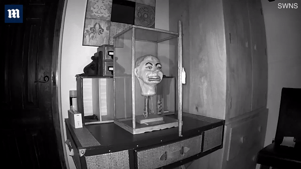 Thấy cửa lồng kính đựng búp bê tự động bị mở toang nhiều lần, chủ nhà đặt máy quay không ngờ thu được thước phim sởn da gà-1