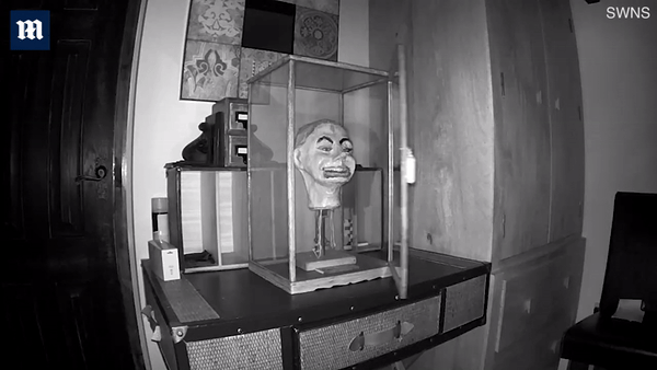 Thấy cửa lồng kính đựng búp bê tự động bị mở toang nhiều lần, chủ nhà đặt máy quay không ngờ thu được thước phim sởn da gà-2