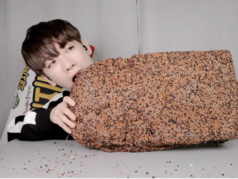 Hot Youtuber Quỳnh Trần JP khẩn cầu dân mạng ngừng chế ảnh lệch lạc về con trai sau khi bé Sa gây sốt MXH-16