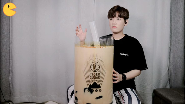 Đối thủ của bà Tân Vlog đã xuất hiện: Youtuber người Hàn tự tay làm những món ăn siêu to khổng lồ khiến dân tình choáng váng-1
