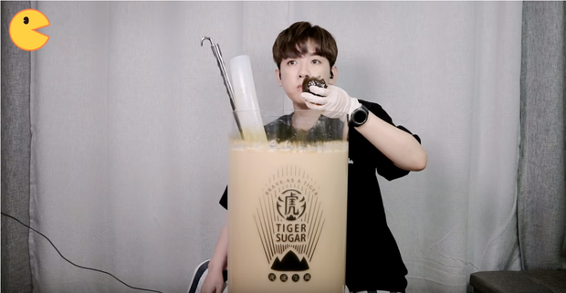 Đối thủ của bà Tân Vlog đã xuất hiện: Youtuber người Hàn tự tay làm những món ăn siêu to khổng lồ khiến dân tình choáng váng-2