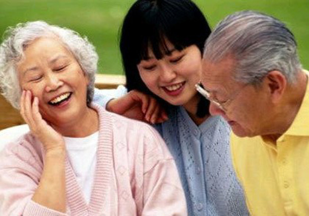 Bán thận cho con gái ăn học, cha chết lặng khi nhận món quà của con vào ngày tốt nghiệp-2