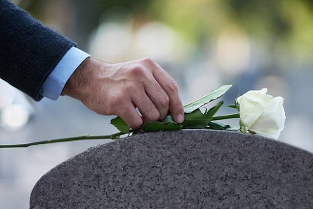 Bán thận cho con gái ăn học, cha chết lặng khi nhận món quà của con vào ngày tốt nghiệp-3