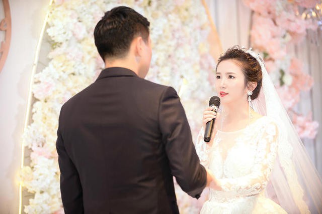 Đêm đầu tiên ở nhà chồng giàu, cô dâu mới tá hỏa khi nghe mẹ chồng cầu xin con trai con cố giúp mẹ lần này thôi...-1