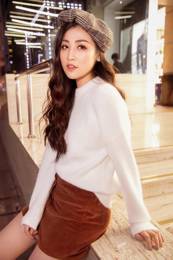 Á hậu Tú Anh biến hóa khôn lường với mũ nồi và chân váy ngắn-1