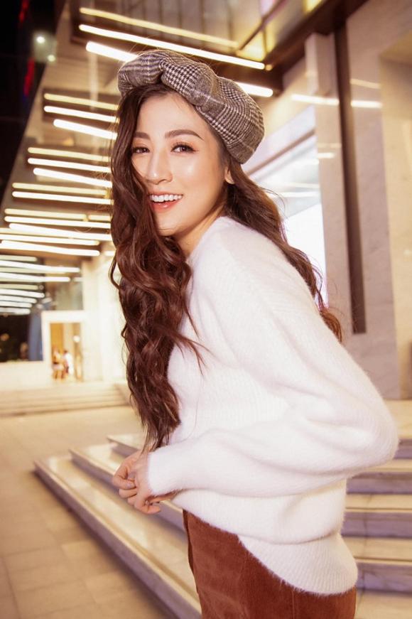 Á hậu Tú Anh biến hóa khôn lường với mũ nồi và chân váy ngắn-2