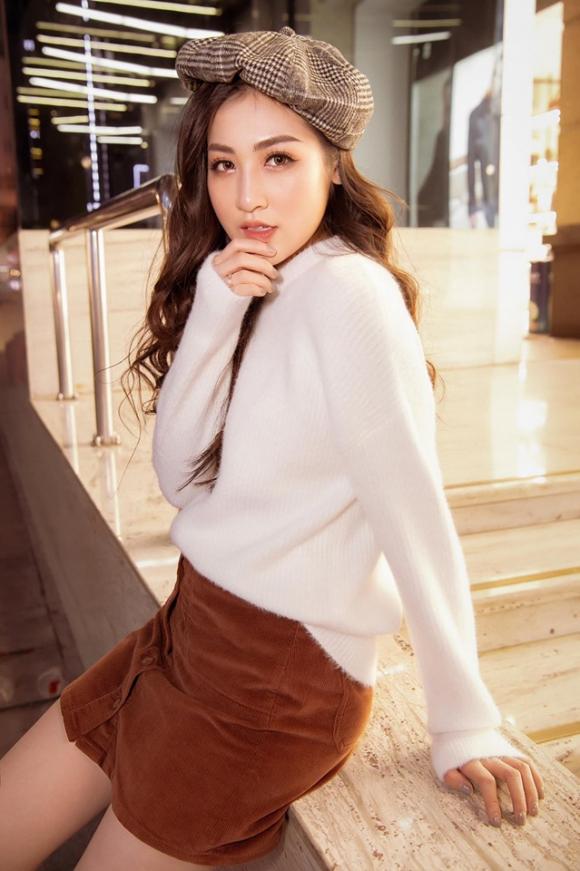 Á hậu Tú Anh biến hóa khôn lường với mũ nồi và chân váy ngắn-3