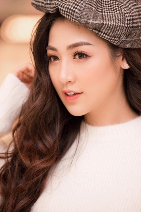 Á hậu Tú Anh biến hóa khôn lường với mũ nồi và chân váy ngắn-4