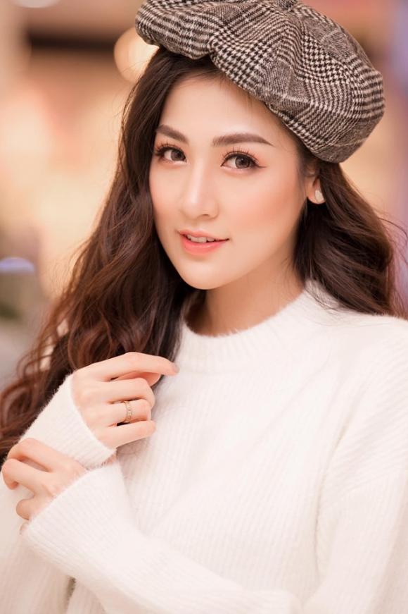 Á hậu Tú Anh biến hóa khôn lường với mũ nồi và chân váy ngắn-6