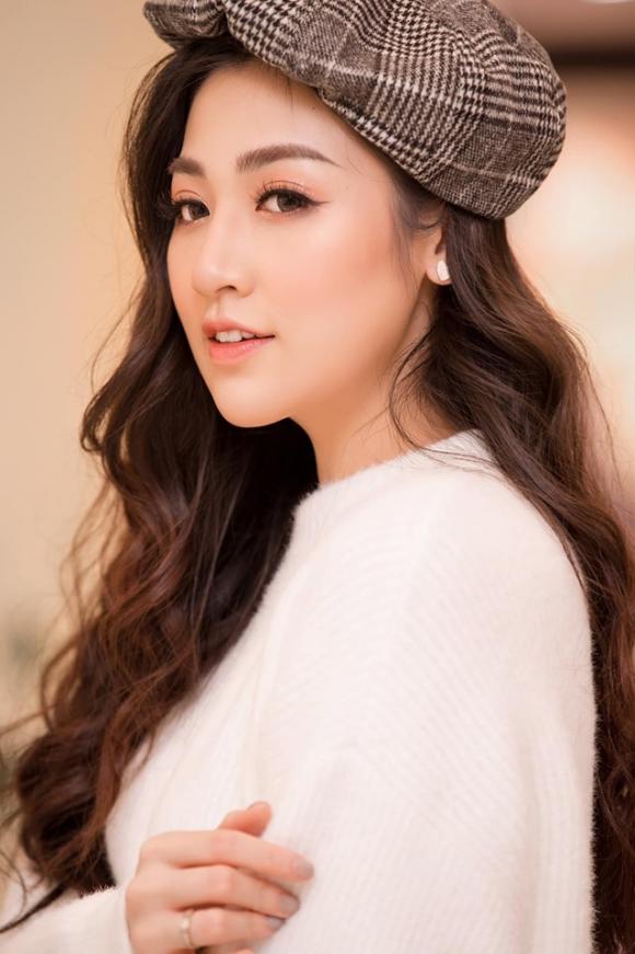 Á hậu Tú Anh biến hóa khôn lường với mũ nồi và chân váy ngắn-8