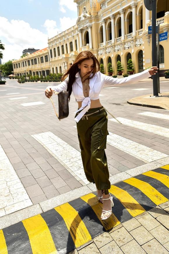 Diện những set đồ hiện đại, Thu Thủy khai thác tối đa vẻ đẹp hình thể trong ngày đầu tuần xuống phố-12