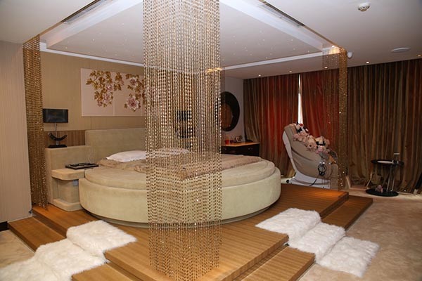 Phòng ngủ của Đàm Vĩnh Hưng, Hồng Nhung xa hoa lộng lẫy, riêng Hoài Linh cực khác biệt-1