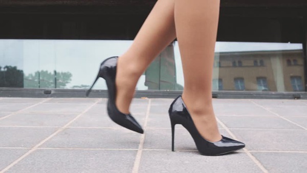 Bất cẩn để quên súng trong nhà vệ sinh công cộng, 1 nữ cảnh sát Nhật bị phát hiện có nghề tay trái là gái mại dâm-1