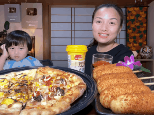 Youtuber nổi tiếng thực hiện thử thách dùng 100 con dao phóng từ trên cao xuống gây phẫn nộ-5