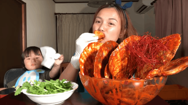 Hot Youtuber Quỳnh Trần JP khẩn cầu dân mạng ngừng chế ảnh lệch lạc về con trai sau khi bé Sa gây sốt MXH-4