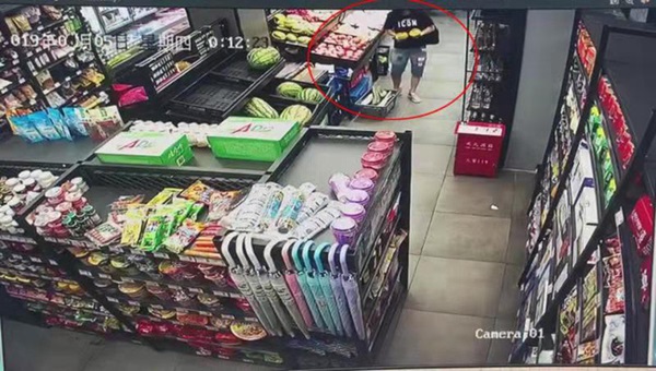 Bắt giữ nữ tặc ăn cắp đồ tại siêu thị, cảnh sát mới ngỡ ngàng biết được gia cảnh cũng như lý do làm chuyện xấu của cô-2