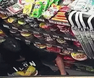 Bắt giữ nữ tặc ăn cắp đồ tại siêu thị, cảnh sát mới ngỡ ngàng biết được gia cảnh cũng như lý do làm chuyện xấu của cô-1