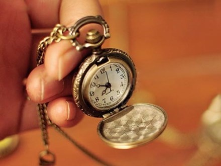 Trước khi qua đời, người cha giao cho con gái chiếc đồng hồ cũ: Bên trong chứa đựng một gia tài khổng lồ