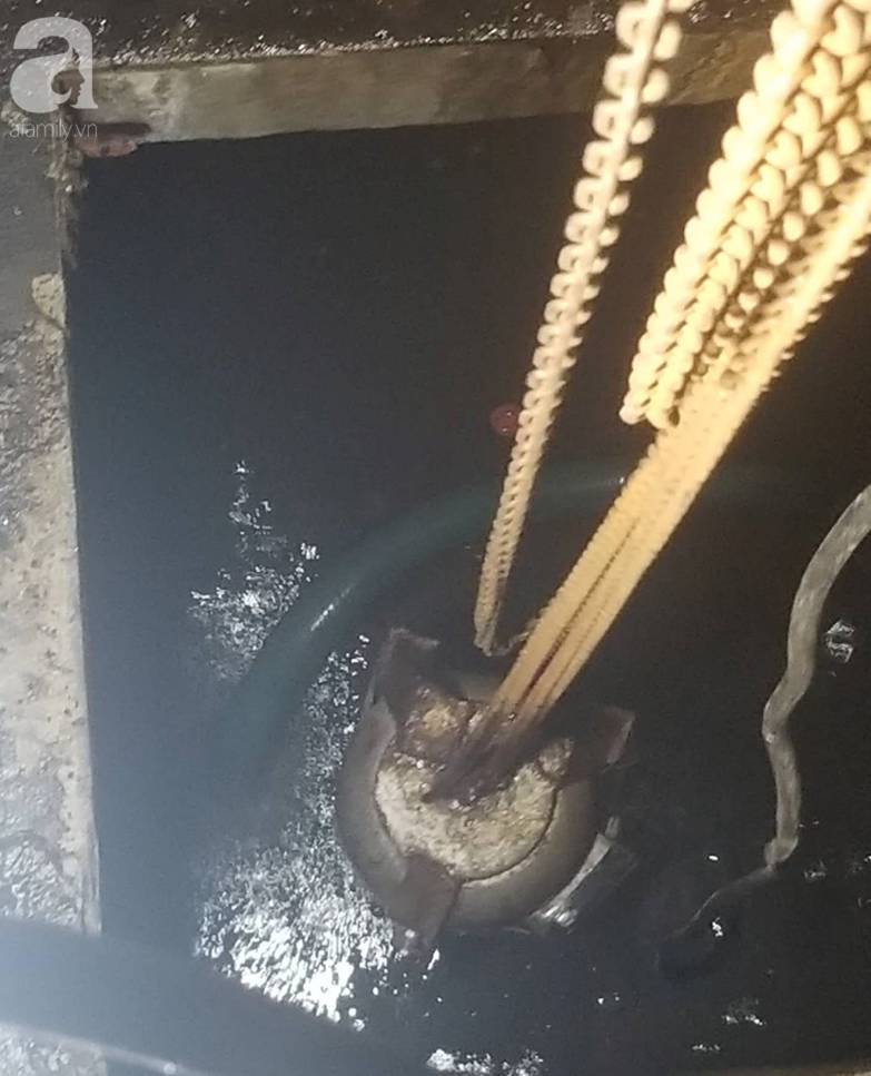 Bể nước chung cư Golden Land Hà Nội đầy dầu đen, bốc mùi khó chịu trong quá trình thau rửa sau sự cố nước bị nhiễm bẩn-3