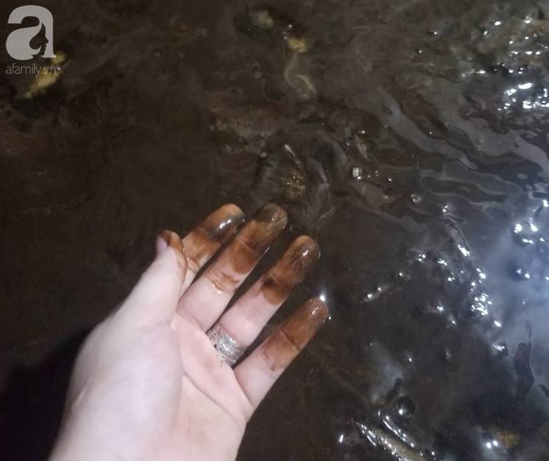 Bể nước chung cư Golden Land Hà Nội đầy dầu đen, bốc mùi khó chịu trong quá trình thau rửa sau sự cố nước bị nhiễm bẩn-5
