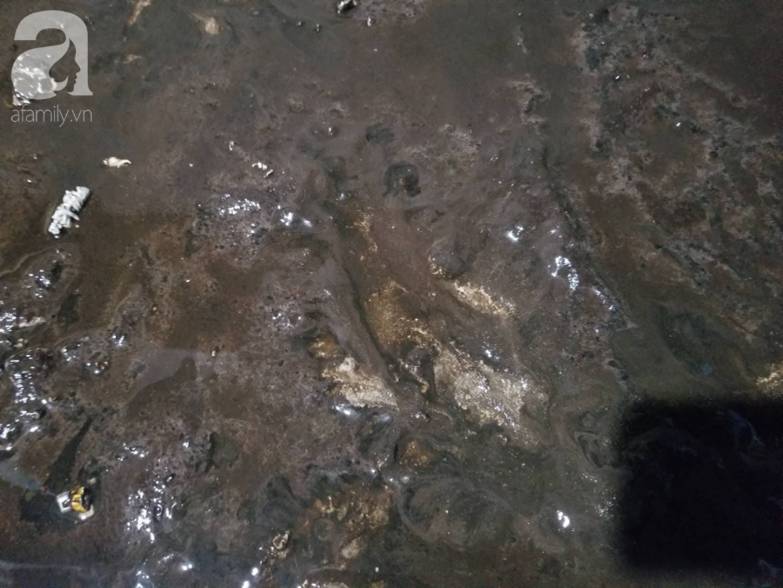 Bể nước chung cư Golden Land Hà Nội đầy dầu đen, bốc mùi khó chịu trong quá trình thau rửa sau sự cố nước bị nhiễm bẩn-8