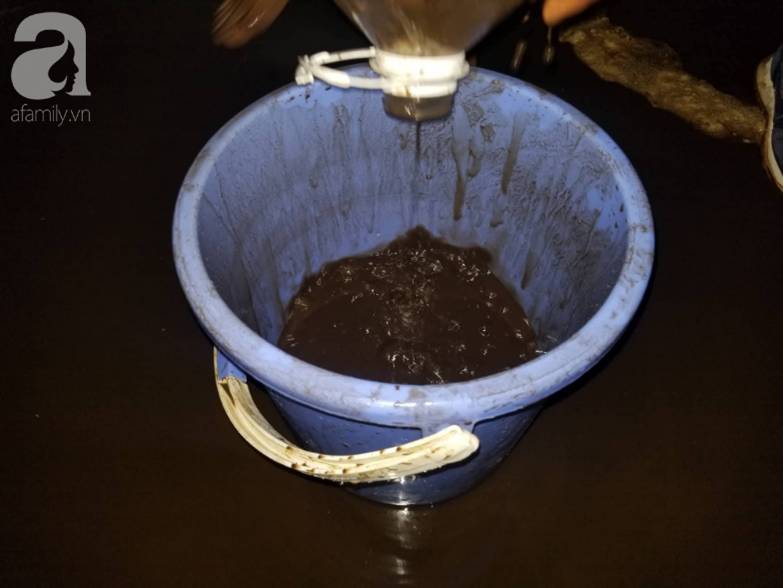 Bể nước chung cư Golden Land Hà Nội đầy dầu đen, bốc mùi khó chịu trong quá trình thau rửa sau sự cố nước bị nhiễm bẩn-12