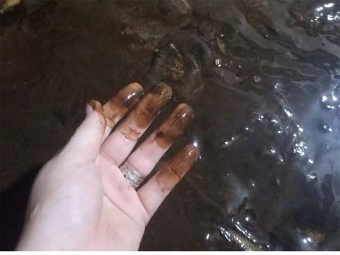 Bể nước chung cư Golden Land Hà Nội đầy dầu đen, bốc mùi khó chịu trong quá trình thau rửa sau sự cố nước bị nhiễm bẩn