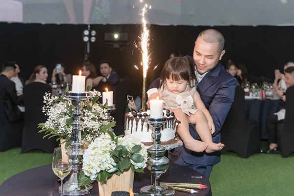 Đẳng cấp tiệc sinh nhật tuổi 33 của anh trai Bảo Thy: Tổ chức ở nhà hàng xa xỉ, bàn tiệc 10 người, dựng rạp to như đám cưới-2