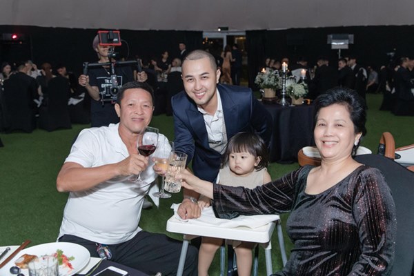 Đẳng cấp tiệc sinh nhật tuổi 33 của anh trai Bảo Thy: Tổ chức ở nhà hàng xa xỉ, bàn tiệc 10 người, dựng rạp to như đám cưới-9