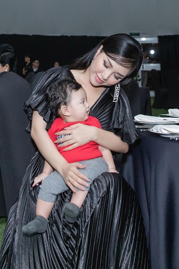 Đẳng cấp tiệc sinh nhật tuổi 33 của anh trai Bảo Thy: Tổ chức ở nhà hàng xa xỉ, bàn tiệc 10 người, dựng rạp to như đám cưới-15