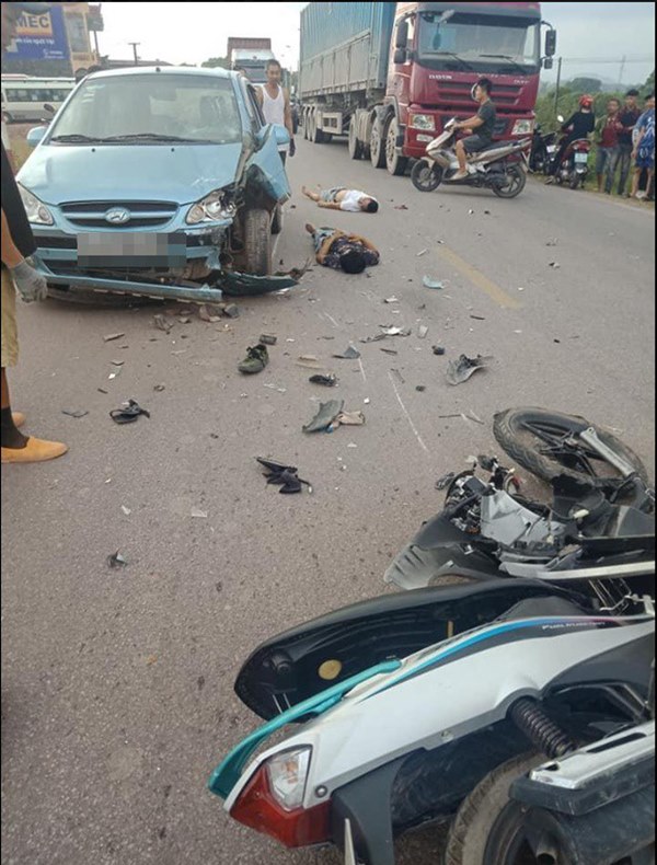 CLIP: Xe máy đâm nát một bên ô tô, người dân khiêng 2 thanh niên lên taxi đi cấp cứu-1