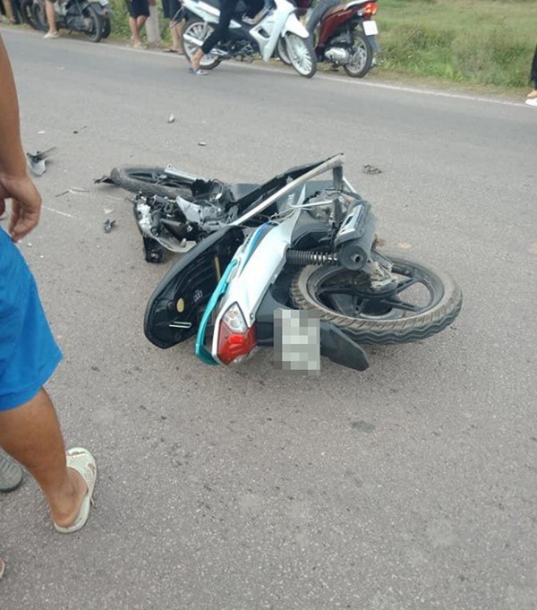 CLIP: Xe máy đâm nát một bên ô tô, người dân khiêng 2 thanh niên lên taxi đi cấp cứu-2