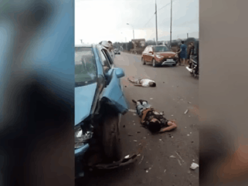 CLIP: Xe máy đâm nát một bên ô tô, người dân khiêng 2 thanh niên lên taxi đi cấp cứu