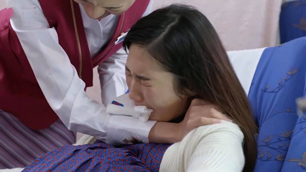 Lúc bác sĩ đỡ đẻ tháo khẩu trang, tôi hoảng hốt muốn rời bàn đẻ để về nhà trước nhưng đã muộn, chuyện không thể cứu vãn được nữa-2