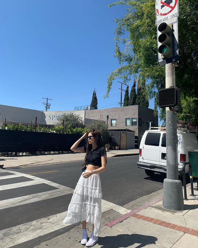 Mấy nàng thích mặc đẹp sao có thể làm ngơ trước 12 cách diện chân váy xinh nức nở này của sao Hàn?-1