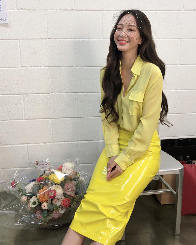 Mấy nàng thích mặc đẹp sao có thể làm ngơ trước 12 cách diện chân váy xinh nức nở này của sao Hàn?-10