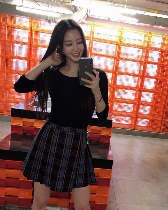 Mấy nàng thích mặc đẹp sao có thể làm ngơ trước 12 cách diện chân váy xinh nức nở này của sao Hàn?-9