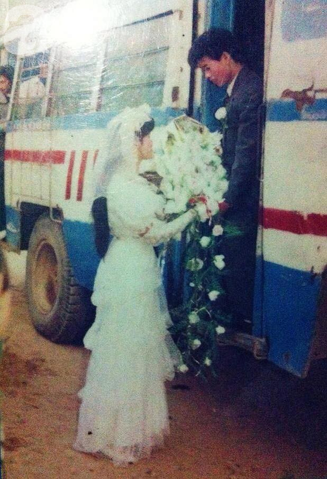 Nhờ một lần làm liều, thanh niên nhút nhát đã tán đổ” được cô gái xinh nổi tiếng và tấm ảnh cưới 26 năm trước hé lộ điều bất ngờ-6