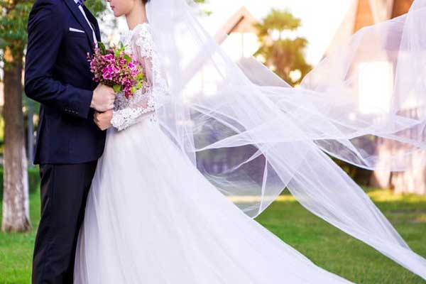 Mẹ dẫn chồng mới kém 15 tuổi về nhà, con gái ngỡ ngàng khi nhận ra danh tính-1