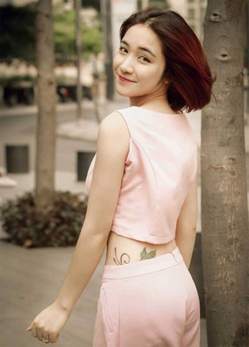 Hình xăm hiểm hóc nơi lườn, hông của Hòa Minzy, Bảo Anh... gây tò mò-16