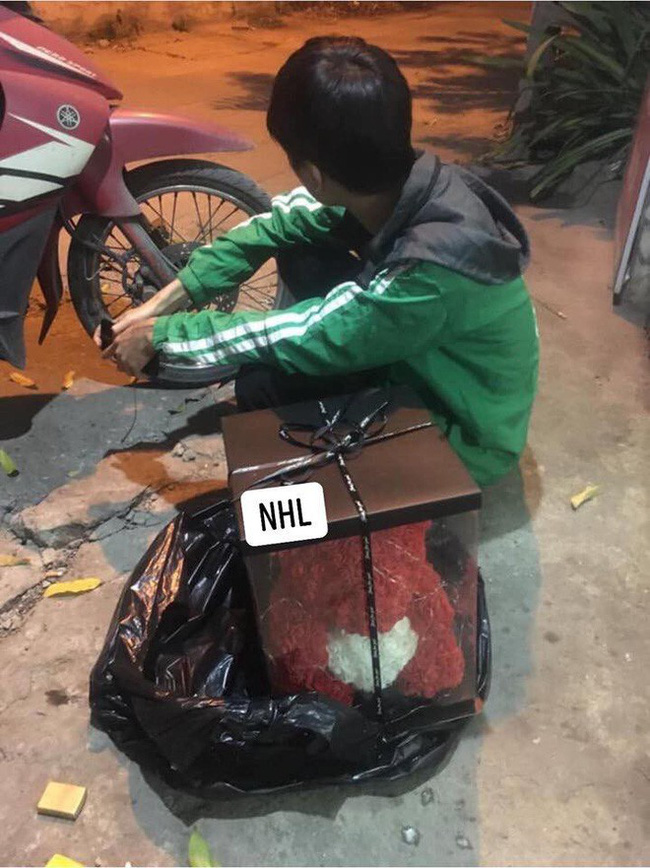 Bị giục giao quà nhanh để kịp tỏ tình, shipper phóng nhanh đến sớm hẳn 5 phút nhưng lại bị bùng hàng, nghe lý do mới khiến nhiều người sôi máu-1